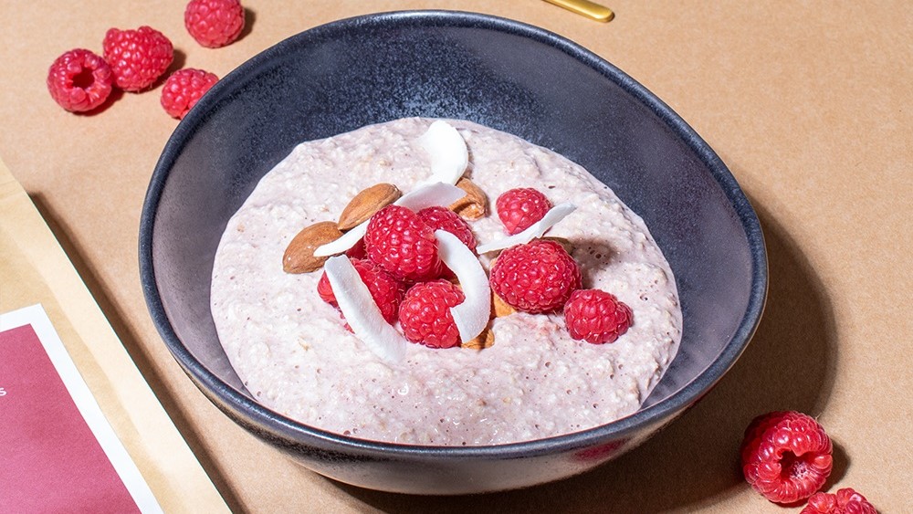Superfood Porridge mit rohen Kakaonibs